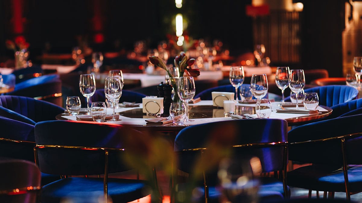 Gedekte tafels met wijnglazen in een sfeervol restaurant