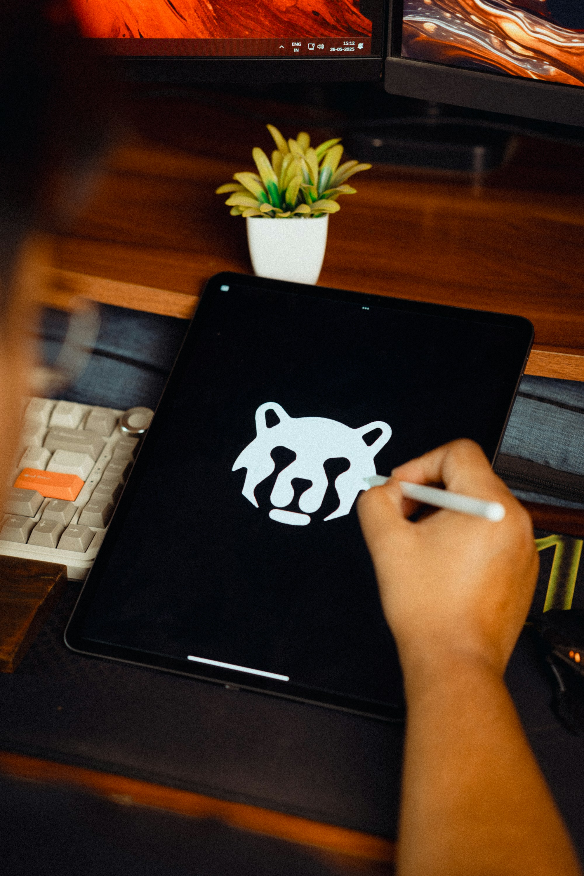 Ontwerper tekent een berenlogo met een stylus op een tablet