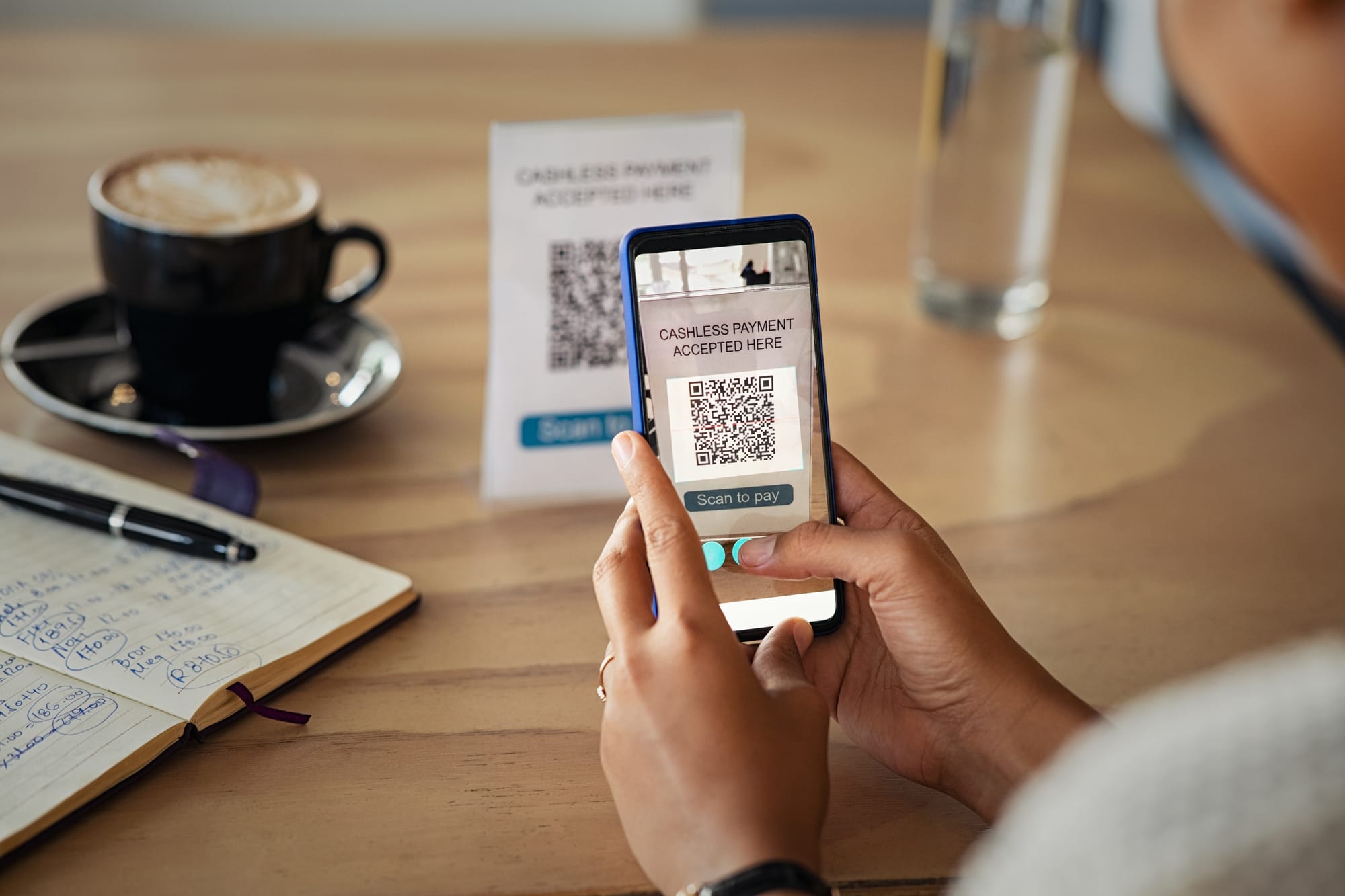 Gast scant een QR-code op tafel met de telefoon om te betalen