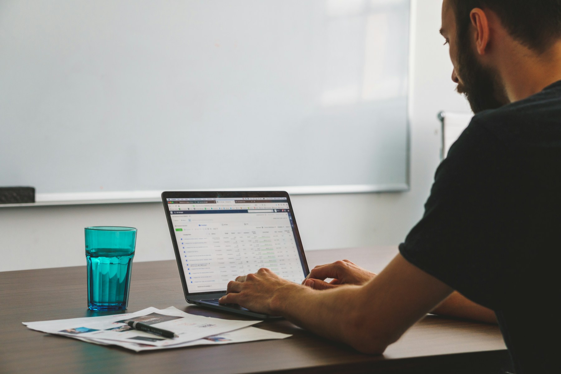 Man beheert advertentiecampagnes in Facebook Ads Manager op een laptop