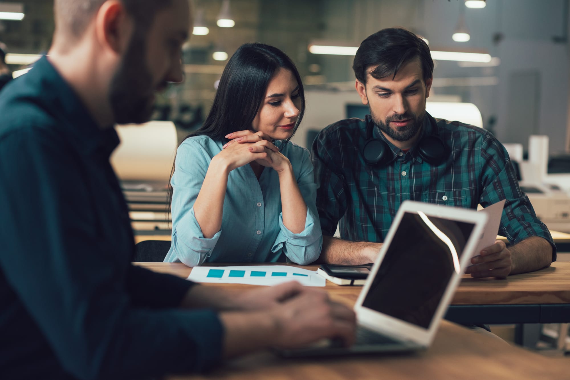Twee collega’s bekijken een project op de laptop